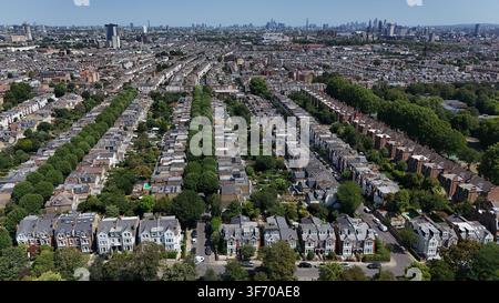 Une vue aérienne des maisons à Fulham, dans l'ouest de Londres. Date de la photo : mercredi 29 juillet 2026. Banque D'Images