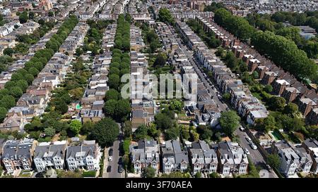 Une vue aérienne des maisons à Fulham, dans l'ouest de Londres. Date de la photo : mercredi 29 juillet 2026. Banque D'Images