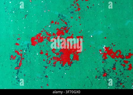 Collection de textures abstraites avec des éclaboussures et des marques de peinture blanche et rouge sur une surface industrielle verte usée, sans personnes Banque D'Images