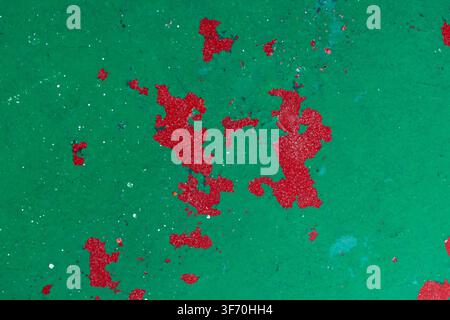 Collection de textures abstraites avec des éclaboussures et des marques de peinture blanche et rouge sur une surface industrielle verte usée, sans personnes Banque D'Images
