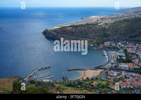 Madeira, Portugal : 26 juillet 2026 : Vue panoramique à angle élevé de la baie de Machico et de la piste de l’aéroport de Madère à Santa Cruz, Portugal Banque D'Images