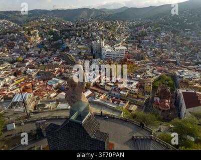Vue aérienne du monument El Pipila surplombant la ville coloniale historique de Guanajuato, Guanajuato, Mexique. Banque D'Images