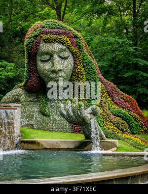 Atlanta, Géorgie - Mai 2026 : La sculpture topiaire de la Déesse de la Terre, fabriquée à partir de milliers de plantes à fleurs, repose au Atlanta Botanical Ga Banque D'Images