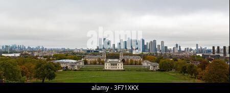 Les bâtiments blancs symétriques de l'Ancien Collège Royal Naval se dressent devant les gratte-ciel modernes de Canary Wharf, vus depuis le parc de Greenwich. Banque D'Images