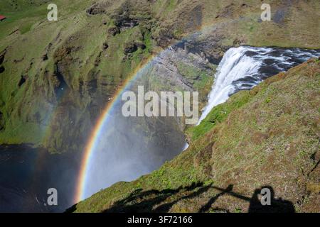 Un double arc-en-ciel s'étend sur le canyon à côté de la cascade de Skógafoss, vu depuis un point de vue élevé dans le sud de l'Islande. Banque D'Images
