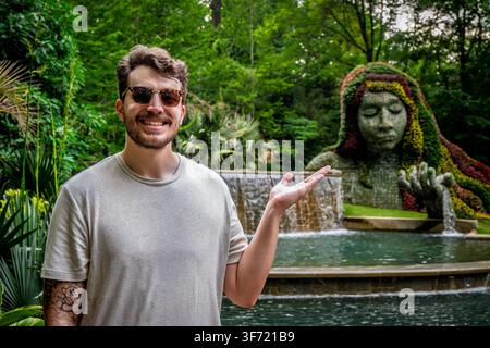Atlanta, Géorgie - Mai 2026 : Un visiteur désigne la sculpture topiaire de la Déesse de la Terre au Jardin botanique d'Atlanta. Banque D'Images