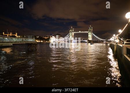 Une vue nocturne du Tower Bridge illuminé de Londres et de la Tamise, avec la Tour historique de Londres visible sur la gauche. Banque D'Images
