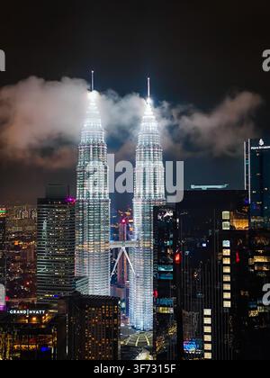 08 02 2026 - Kuala Lumpur, Malaisie. Tours jumelles Petronas. Panorama nocturne par drone aérien de Kuala Lumpur, Malaisie, gratte-ciel emblématiques illuminés avec Banque D'Images