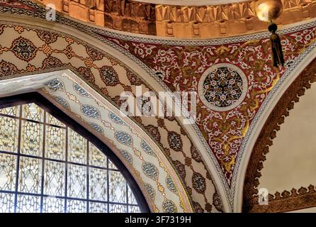 Plafond décoré orné et détails intérieurs dorés à l'intérieur du musée du palais de Topkapı à Istanbul, Türkiye. Banque D'Images