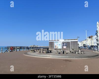 Kiosque à glace en bois sur le front de mer de la promenade à Hastings, Royaume-Uni Banque D'Images