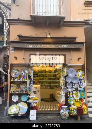 Boutique de céramique au cobalt à Amalfi, en Italie, présentant des poteries peintes à la main colorées, des céramiques aux citrons et des souvenirs traditionnels de la côte amalfitaine. Banque D'Images