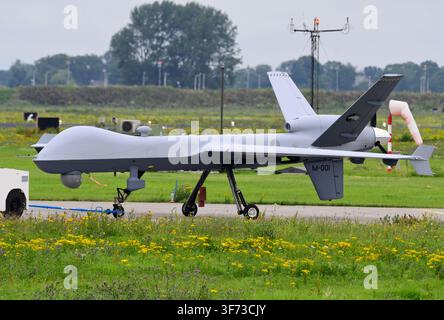 Avion de combat sans pilote General Atomics MQ-9A-5 Reaper de la Royal Netherlands Air Force (KLu), immatriculation M-001 de l'escadron 306 à la base aérienne de Leeuwarden. Banque D'Images