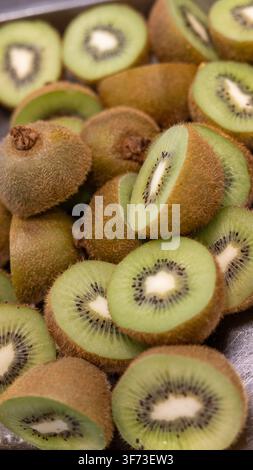 Frais Kiwi entier et tranché gros plan au buffet du petit-déjeuner Banque D'Images