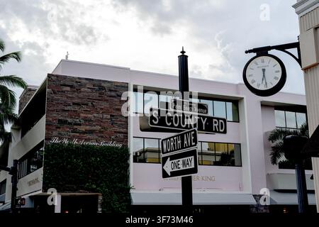 Palm Beach, FL, USA. 4 AOÛT 2026. Une vue des panneaux de signalisation à l'intersection de S. County Road et Worth Avenue devant le Worth Avenue Building. L'association Worth Avenue promeut l'événement estival "Wednesdays on Worth" jusqu'au 12 août 2026, offrant des promotions dans les commerces de détail, des réductions en milieu de semaine, des rafraîchissements gratuits et des expériences exclusives proposées par les boutiques et restaurants participants. Banque D'Images