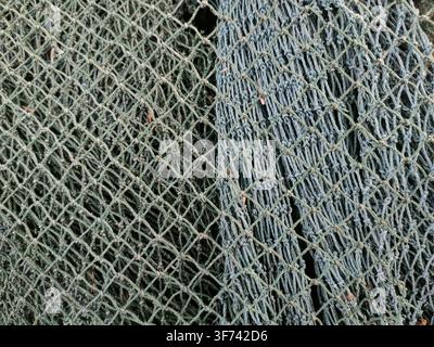 Une vue rapprochée d'un filet de pêche vert présentant un motif en maille losangique tissé ensemble. Banque D'Images