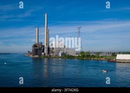 Située sur la rivière St. Clair dans le Michigan, États-Unis, la centrale électrique DTE Energy - St. Clair est une installation de production d'électricité à grande échelle. Cette centrale u Banque D'Images