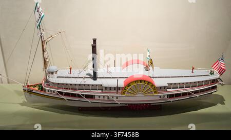 Remontez le temps au Great Lakes Maritime Heritage Center à Alpena, Michigan, où un modèle méticuleusement élaboré du vapeur New Orleans tak Banque D'Images