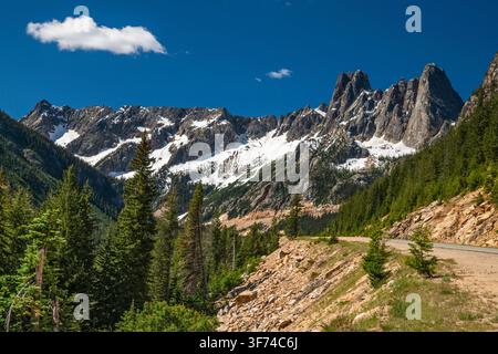 Liberty Bell Mountain, North Cascades Highway, vue près du Washington Pass, North Cascades, État de Washington, États-Unis Banque D'Images