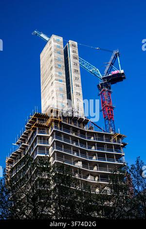 Chantier de gratte-ciel avec noyau en béton et grue à flèche articulée Banque D'Images