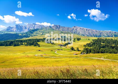 Vue panoramique des pâturages de Seiser Alm et des sommets alpins pittoresques. Alpe di Siusi. Région des Dolomites en Italie Banque D'Images