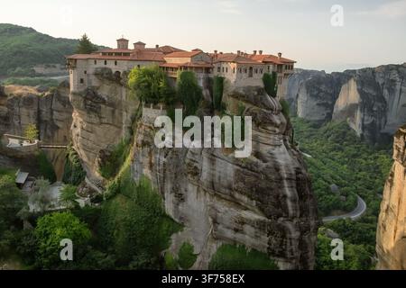 Vue au lever du soleil du monastère de Varlaam, Météores, Grèce Banque D'Images