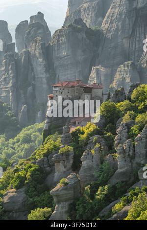 Vue aérienne du monastère de Rousanou à l'heure d'Or, Météores, Grèce Banque D'Images