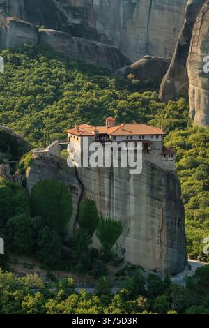 Vue aérienne du monastère de Rousanou à l'heure d'Or, Météores, Grèce Banque D'Images