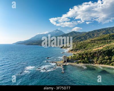 Vue aérienne de la côte accidentée de la péninsule d'Athos Banque D'Images