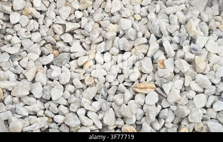 Gros plan détaillé de pierre concassée gris clair aux formes irrégulières et à la texture rugueuse. mélanges de béton, systèmes de drainage, aménagement paysager décoratif dans Banque D'Images