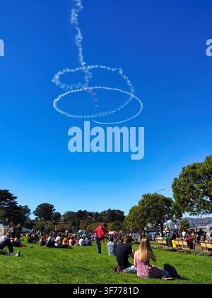 San Francisco, Californie, 07/10/2018 Description : Les gens regardent le spectacle aérien des Blue Angels depuis le Maritime Park à San Francisco. Banque D'Images