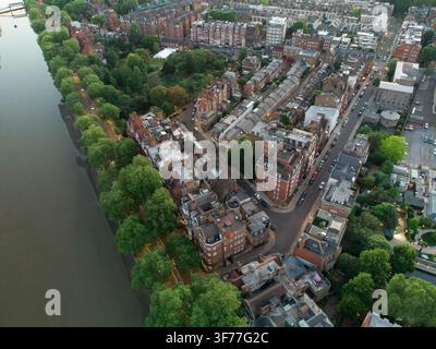 Vue aérienne de la Tamise et de l'embankment de Chelsea à Londres, mettant en évidence les terrains historiques du Royal Hospital Chelsea au crépuscule. Banque D'Images