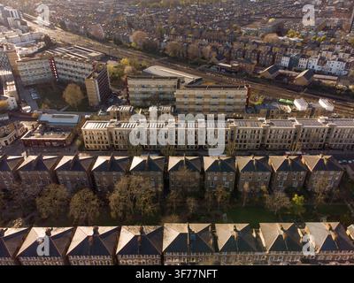 South Kilburn, Brent subit une régénération majeure, remplaçant les logements de l'ancien parc par des maisons modernes près de la ligne principale de la côte ouest. Banque D'Images