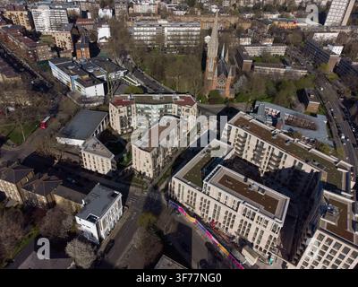 Projets de logements modernes en cours à South Kilburn, Brent, Londres, revitalisant la zone autour de l'historique église St. Augustine. Banque D'Images