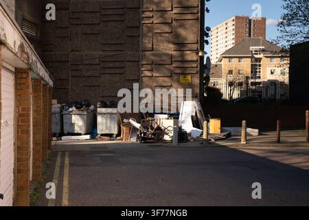 Des meubles abandonnés s'accumulent dans un domaine de South Kilburn à Brent, Londres, lors du projet de régénération urbaine extensif en cours dans la région. Banque D'Images