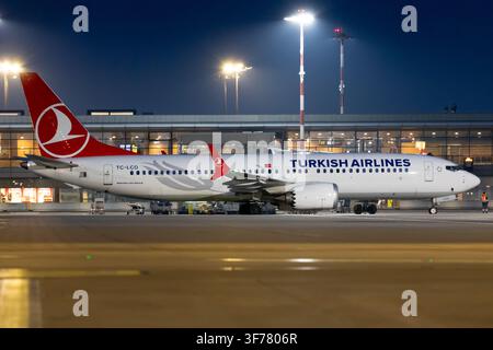 Riga, Lettonie - 17 mars 2024 : Avion Turkish Airlines Boeing 737 MAX garé au terminal de l'aéroport international de Riga la nuit Banque D'Images