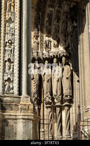 Figure sculptée à l'entrée de la cathédrale de Chartres, Val de Loire, France. Banque D'Images