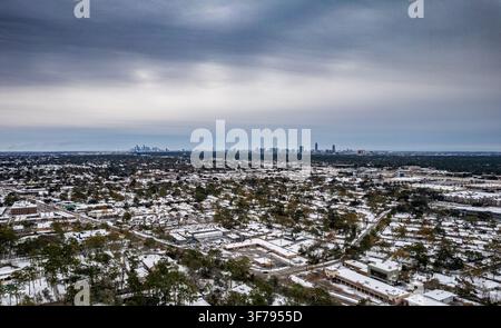 Une tempête hivernale rare et historique recouvre Houston de 3 à 6 pouces de neige. Une vue élevée regardant vers l'est depuis le quartier de Spring Branch. Banque D'Images