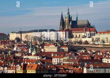 Le château de Prague et la cathédrale Saint-Vitus s'élevant au-dessus des toits aux tuiles rouges dans le ciel historique de Prague, République tchèque Banque D'Images
