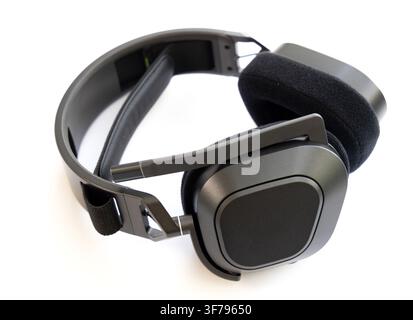 Casque de jeu moderne noir avec microphone attaché sur blanc Banque D'Images