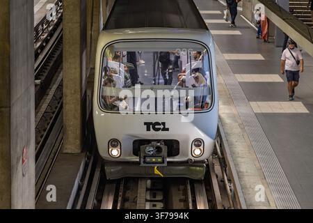 Lyon, France - 27 juillet 2026 : Un train de métro automatisé sans conducteur du réseau de transport public TCL sur le quai d'une station de métro à Lyon. Banque D'Images