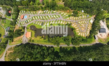 Vues aériennes de voyage : Vue aériale par drone de dessus d'un parc pour camping-cars et d'un étang de pêche à Marble, en Caroline du Nord Banque D'Images