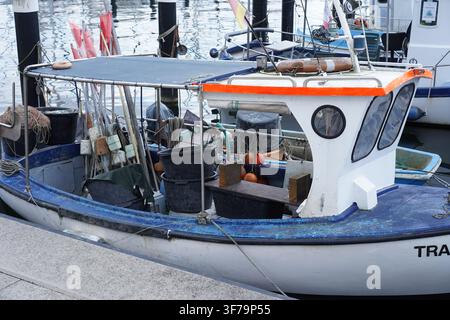 Travemünde, Allemagne – 8 août 2026 : Vue détaillée d’un petit bateau de pêche avec équipement et marqueurs de drapeau amarré sur la Trave, à Lübeck. Banque D'Images