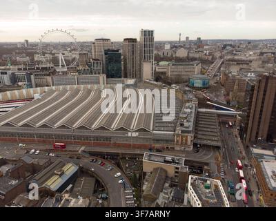 Vue aérienne de la gare de Waterloo de Londres et du moderne Southbank Place, avec l'emblématique London Eye visible sur l'horizon de la Tamise. Banque D'Images