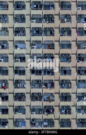 Immeuble d'appartements avec balcons et unités de climatisation, Dubaï, Émirats Arabes Unis, UAE Banque D'Images