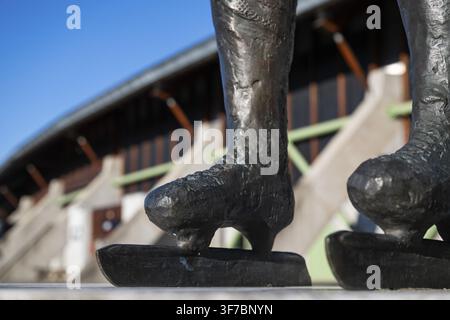 Patins à glace, détail d'une sculpture d'un patineur de vitesse, au fond Viking skipet ou bateau viking, l'une des plus grandes salles de patinage de vitesse au monde Banque D'Images