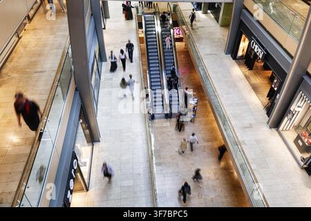 Galerie commerciale, passants qui marchent, escalator, vitrine, vue aérienne, flou de mouvement, Europa Passage, Hambourg, Allemagne Banque D'Images