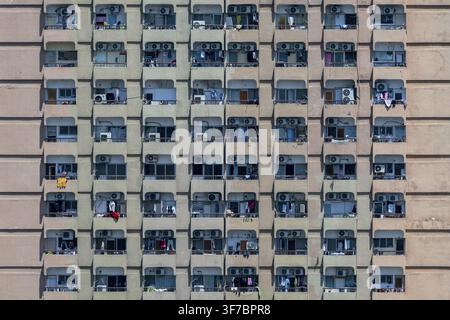 Immeuble d'appartements avec balcons et unités de climatisation, Dubaï, Émirats Arabes Unis, UAE Banque D'Images