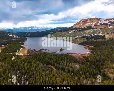 Vue aérienne pittoresque du lac Beartooth avec une chaîne de montagnes accidentées au premier plan dans le Wyoming Banque D'Images
