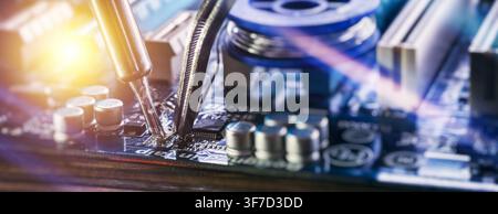 Vue macro panoramique du soudage des composants électroniques sur une carte mère d'ordinateur. Bannière Web de réparation de matériel informatique. Banque D'Images
