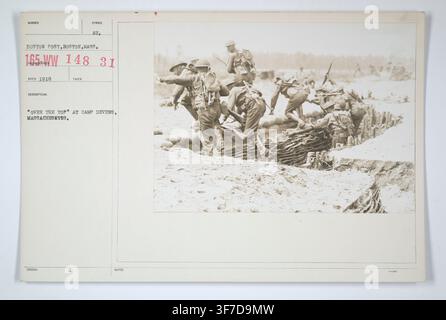 Soldats d'infanterie américains s'entraînant avec des baïonnettes, franchissant la ligne de front au Camp Devens, Massachusetts, pendant la Première Guerre mondiale, sur une photographie, archives de l'état-major général et des états-majors spéciaux du département de la guerre. Banque D'Images